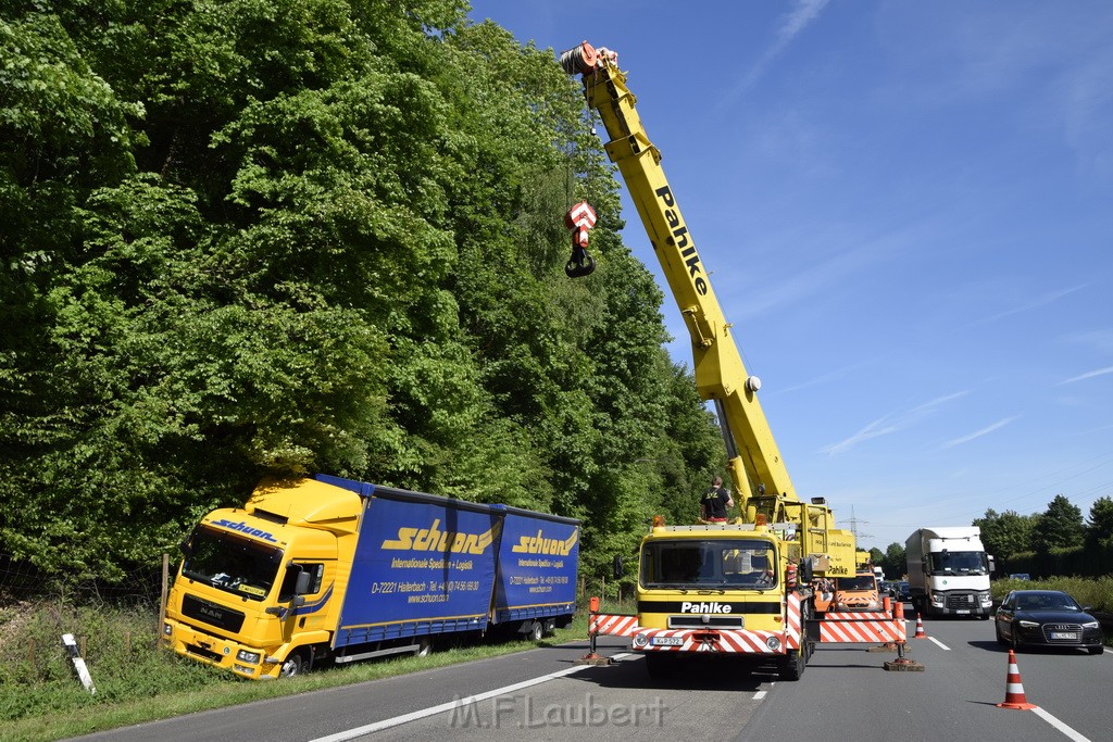 LKW in Boeschung A 3 Rich Frankfurt Hoehe Roesrath Lohmar P056.JPG - Miklos Laubert